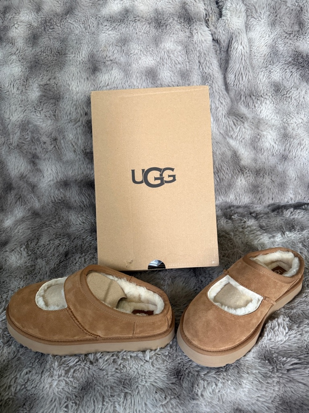 BNWT UGG Chestnut Suede Shearling Mule Slides comes with original box W size 8